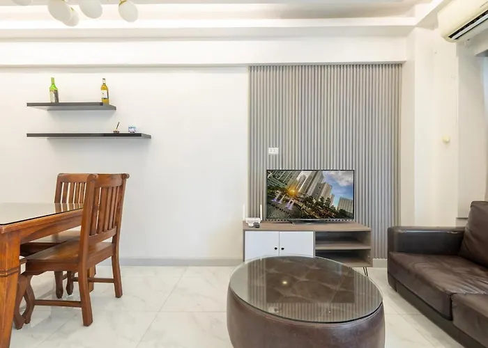 1br Forbeswood Heights In Bgc With 100mbps Manila