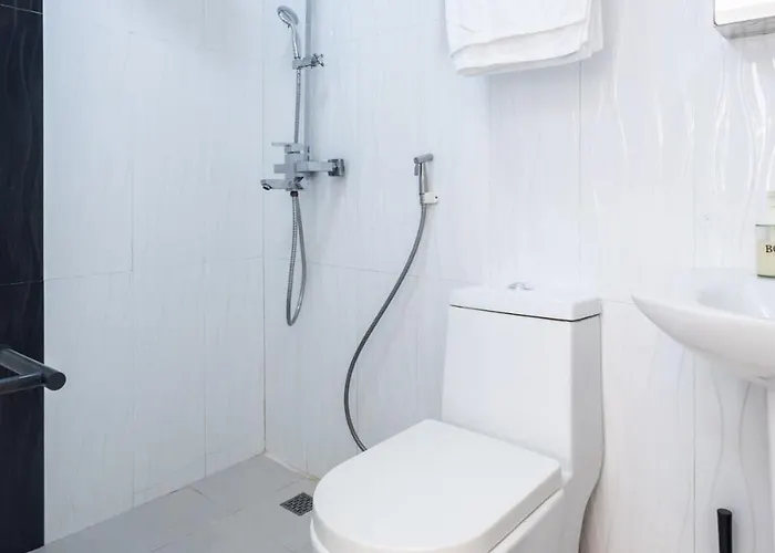 1br Forbeswood Heights In Bgc With 100mbps *