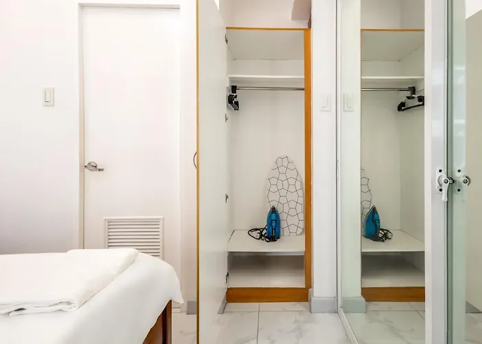1br Forbeswood Heights In Bgc With 100mbps Manila